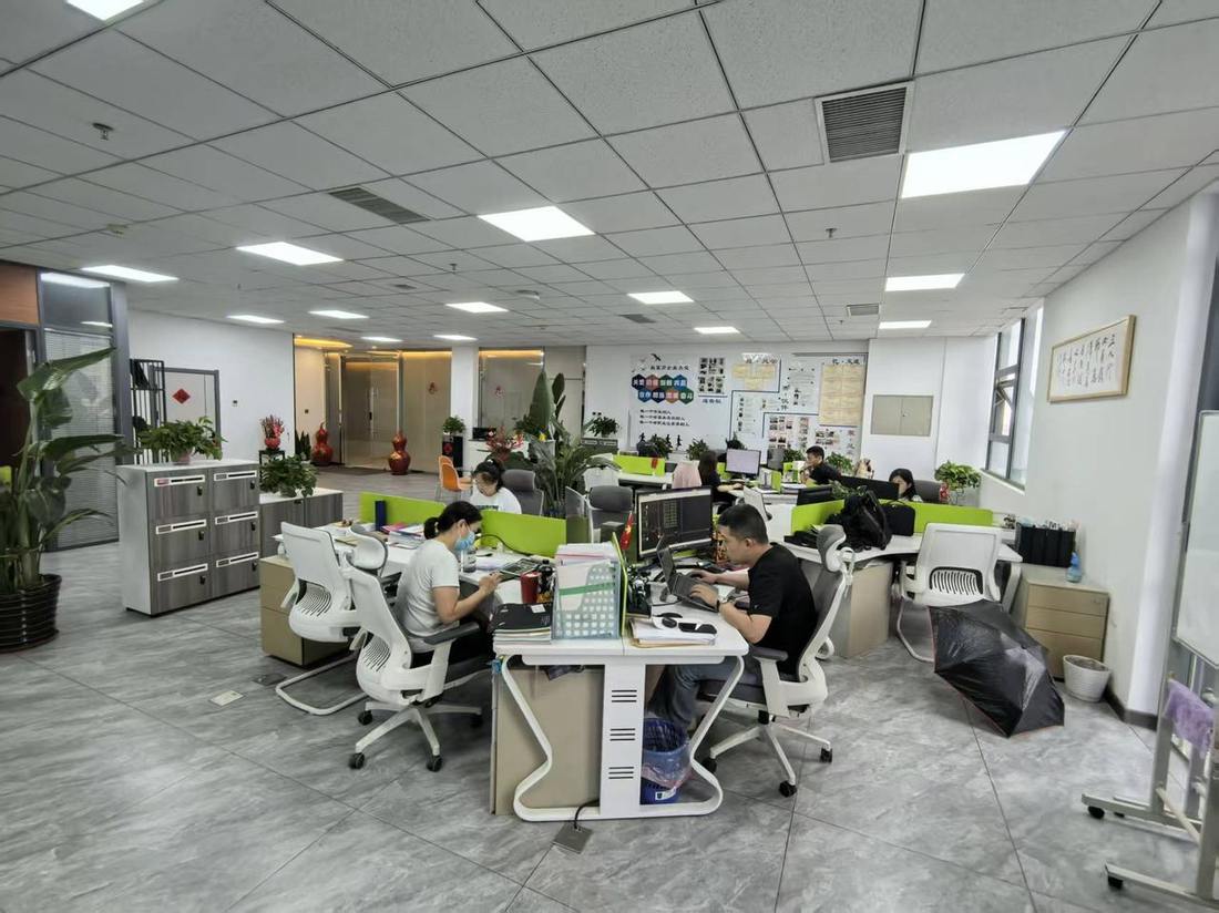 胜富力办公区实景，技术与运维团队在沈阳国际软件园办公室日常工作